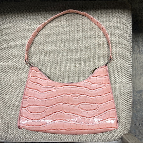 Purse, pink(peach) unbranded. 9.5”x6”x2” D. Open interior. No flaws. Strap 17” - Picture 5 of 15